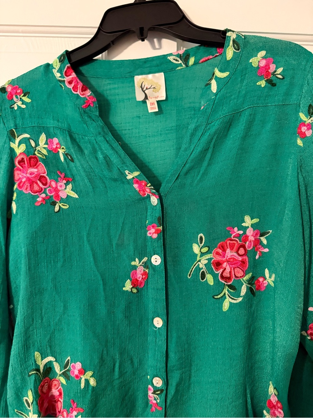 Green Embroidered Floral Button-Front Blouse - Picture 4 of 7